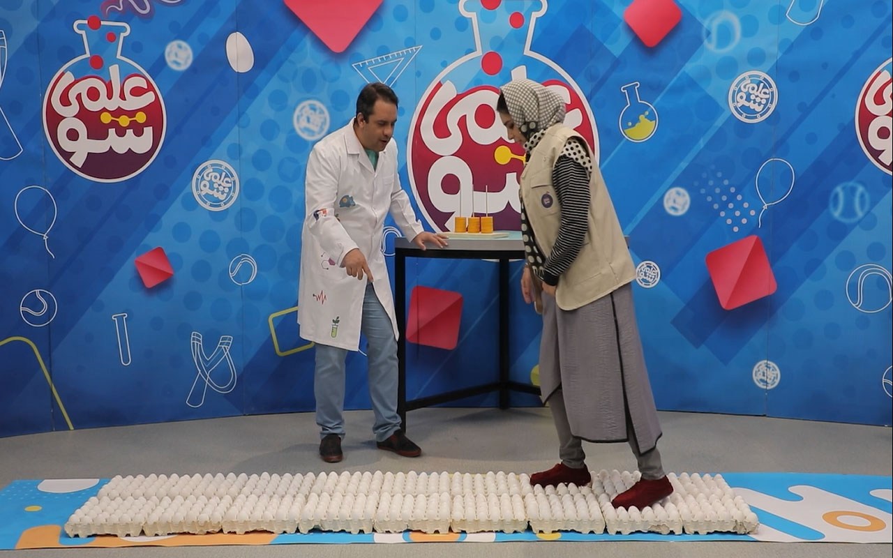 چالش راه رفتن روی تخم مرغ با لیندا کیانی