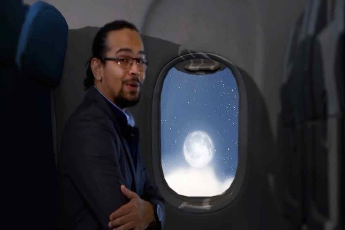 چرا بنظر می‌رسد که ماه ما را دنبال می‌کند؟